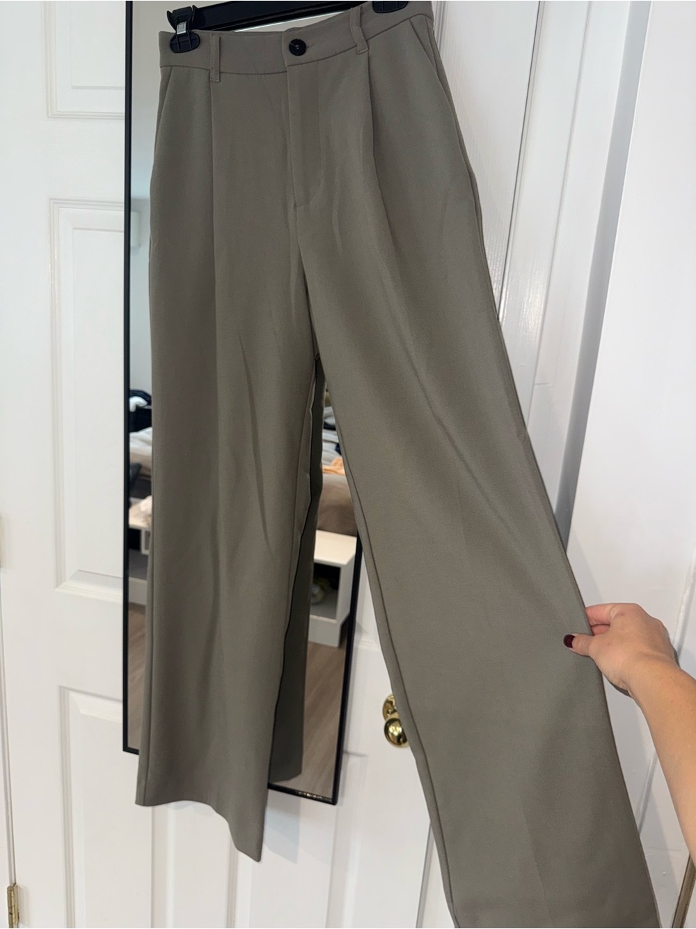 Zara women’s Wide-Leg pants in Olive - Picture 3 of 7